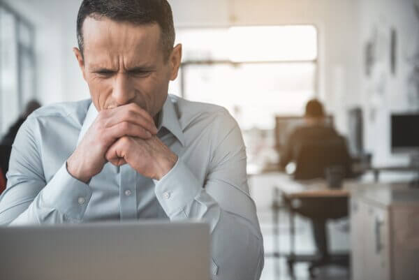 Unglücklicher Geschäftsführer vor dem Computer