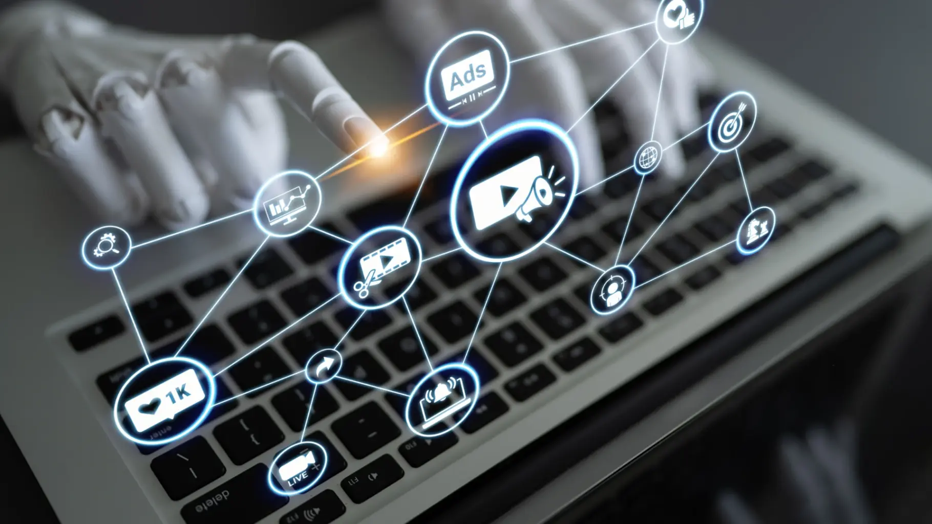 KI-SEO: Redakteurin optimiert Website-Inhalte für die KI-Suche am Bildschirm