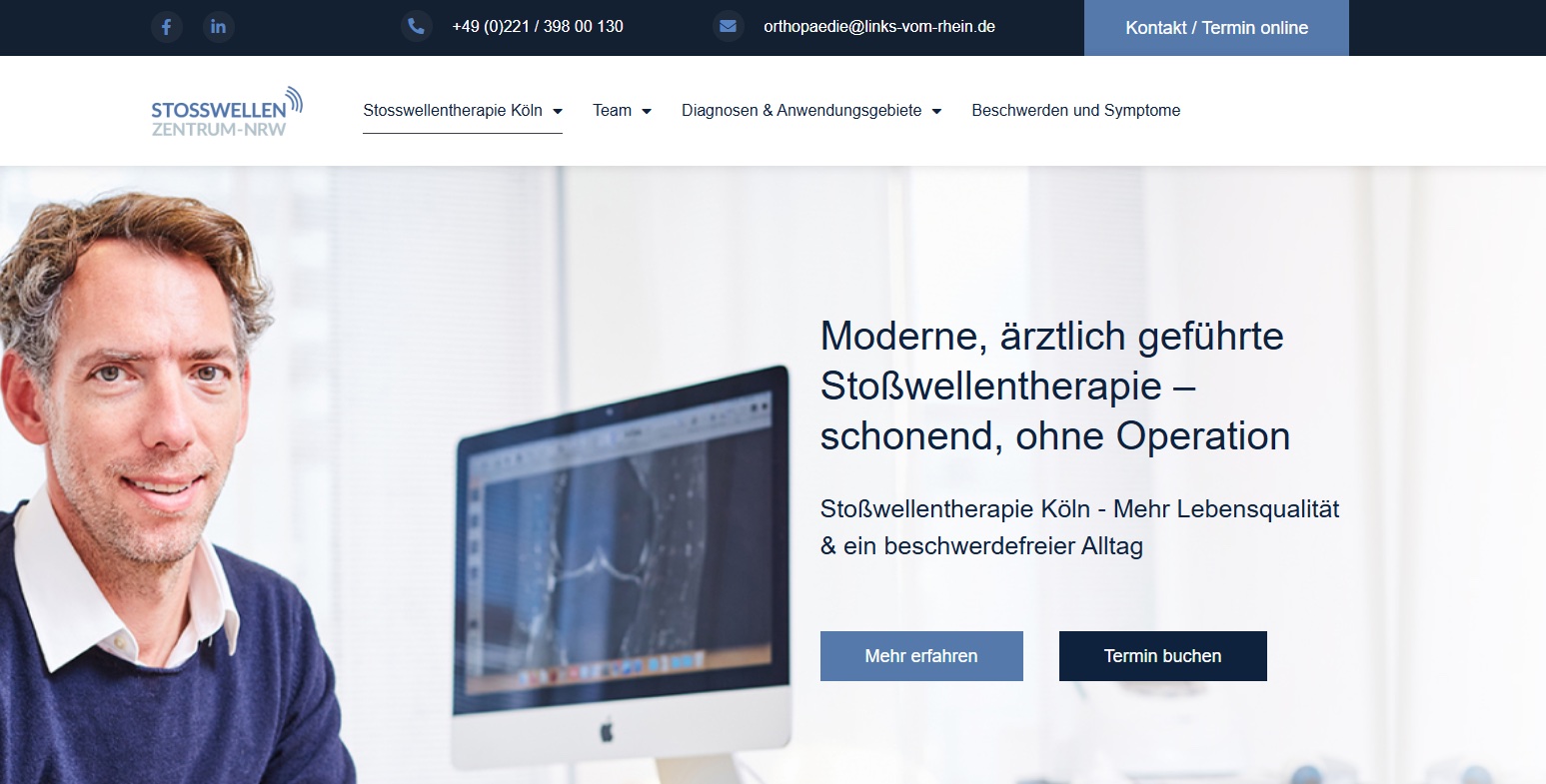 Website des Stoßwellenzentrums NRW mit Telefonnummer über dem Menü und Button Kontakt / Termin online