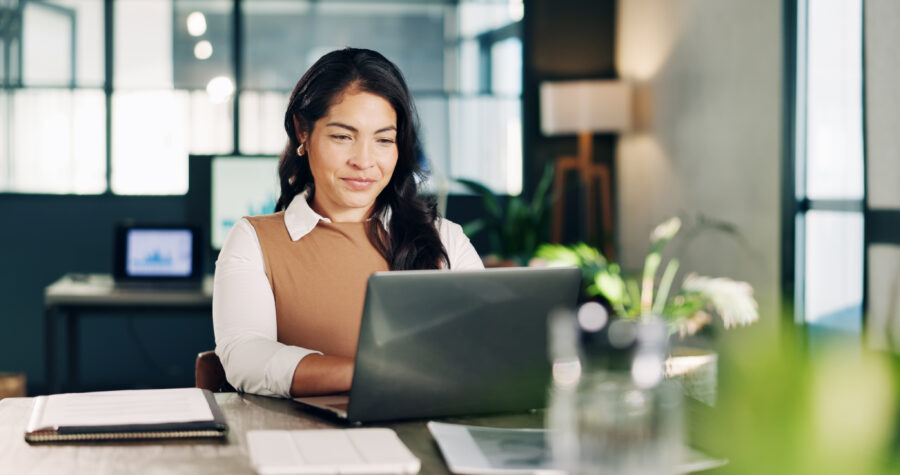 Eine Geschäftsführerin analysiert am Laptop Kennzahlen zur Online-Sichtbarkeit und Performance, relevant für Strategien bei Z